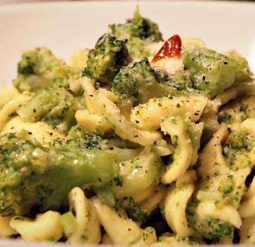 Macarrones con salsa de brócoli y estofado de ternera